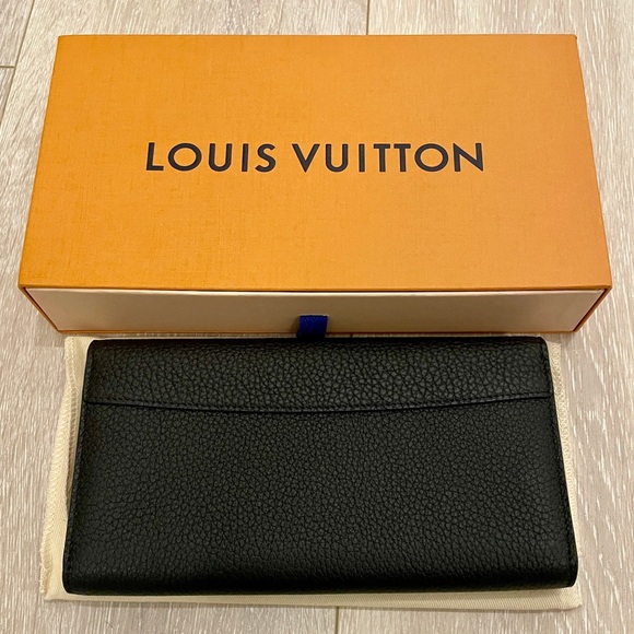 Capucines Long Wallet in Near Perfect Condition - Picture 7 of 7